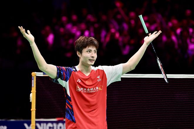 球星赛后向看台深深鞠躬